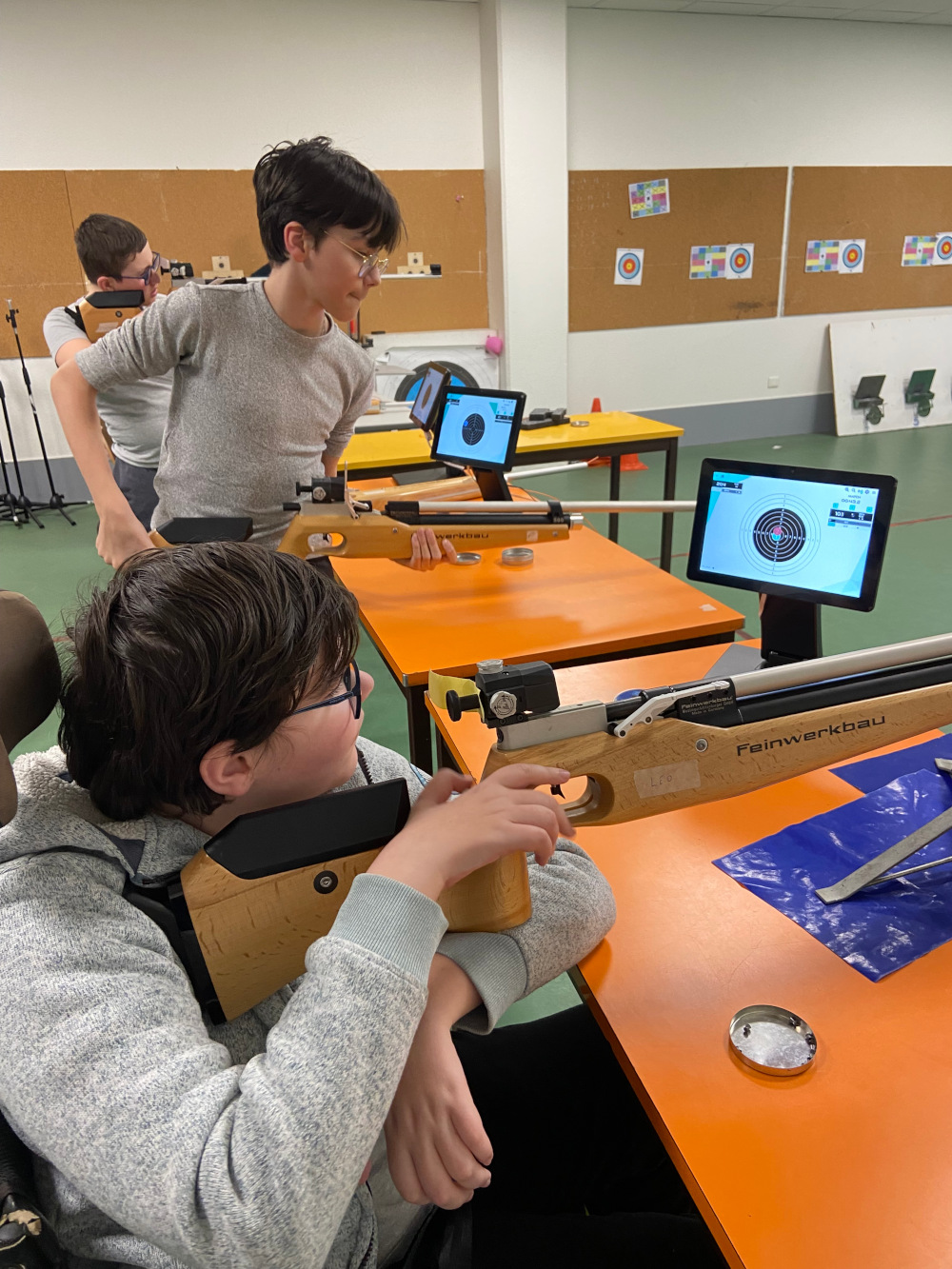 Des enfants tirent à la carabine - Hope Media Solidaire